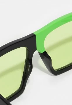 Gucci UNISEX - Sonnenbrille - Black/green 11 Gucci UNISEX - Sonnenbrille - Black/green -Günstiges Gucci || Knirps Geschäft 80f01fd9215b47f4b524b2c7639a4858